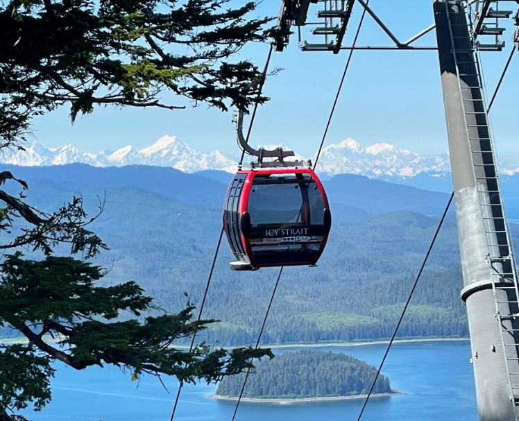 SKYPEAK Gondola rides<br> to the mountaintop